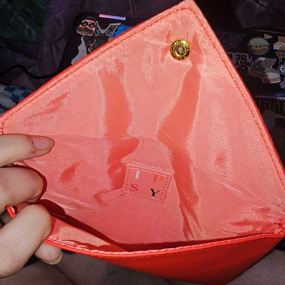 Ipsy February 2021 Sealed with a kiss cosmetic bag - Picture 3 of 3